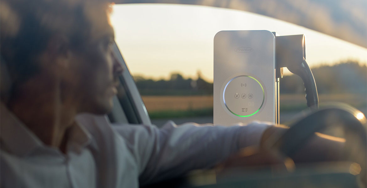 Wie lade ich mein E-Auto – zu Hause und unterwegs?