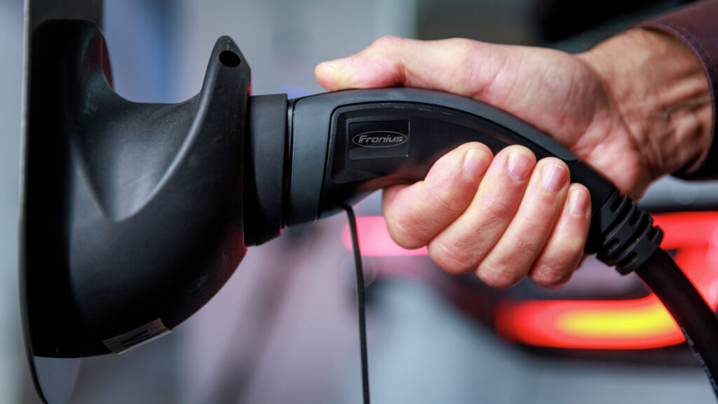 Effizientes Laden erfordert eine Starkstromanbindung am Stellplatz des E-Fahrzeugs.