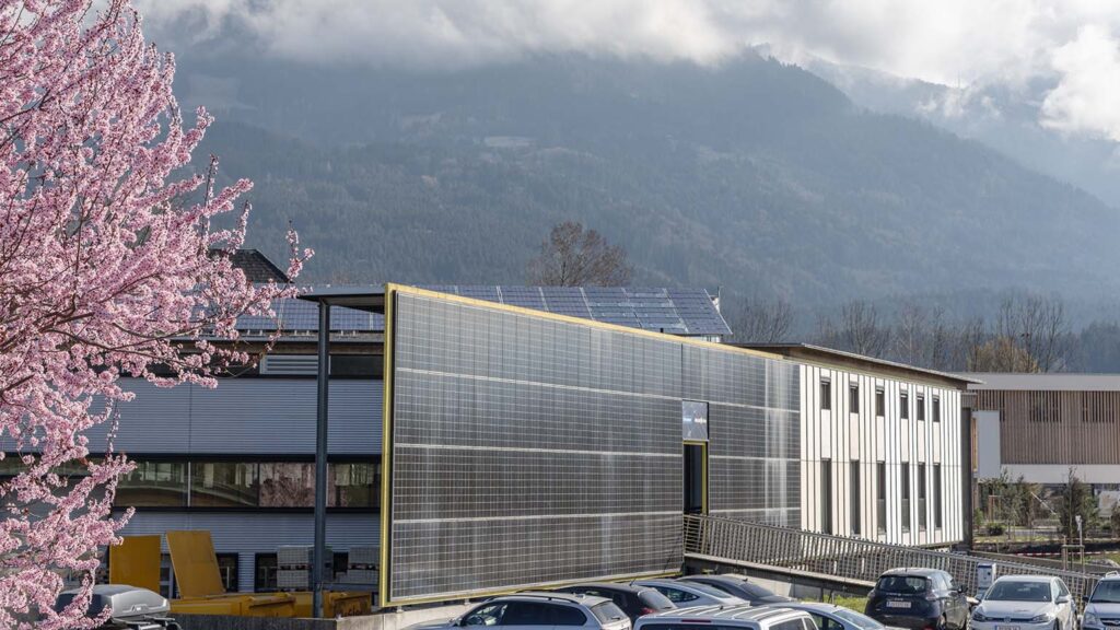 The facade construction of doma vkw was awarded the European Solar Prize