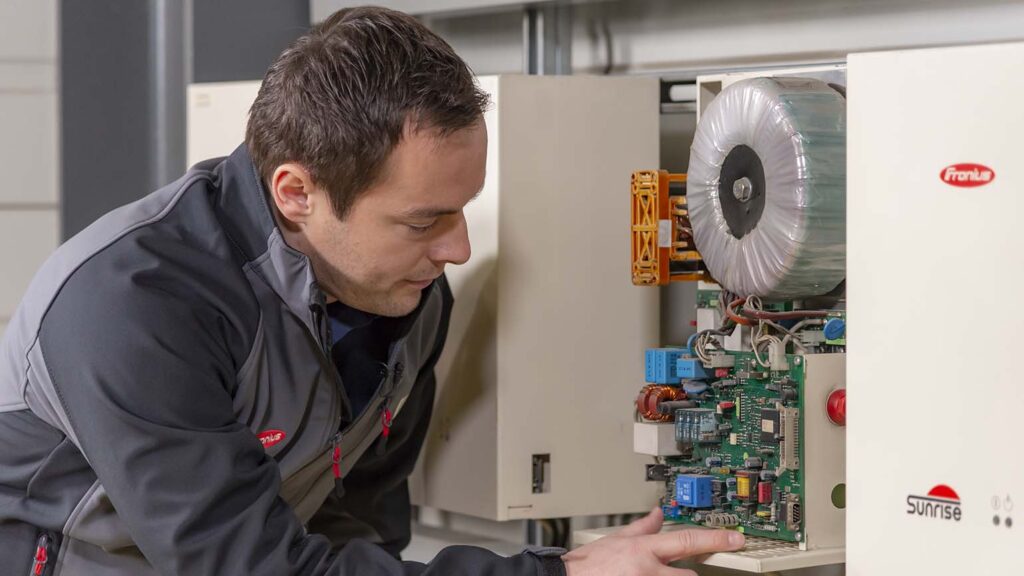 Opening the device should be left to a professional. As a solar expert, doma vkw can easily perform any necessary maintenance work on their own