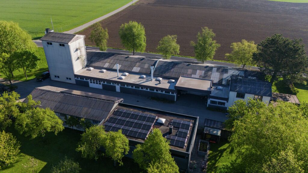 Photovoltaik für Betriebe: Zuverlässige Versorgung, weniger Lastspitzen, niedrigere Kosten – Lastmanagement zahlt sich besonders für KMU aus.