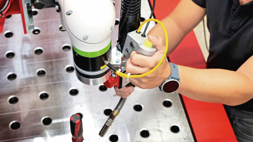 Manual teaching of a cobot