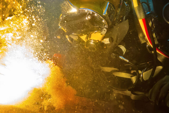 weld-blog-unterwasser-teaser ¿Qué es la soldadura subacuática y cómo funciona? Tipos, riesgos y equipamiento